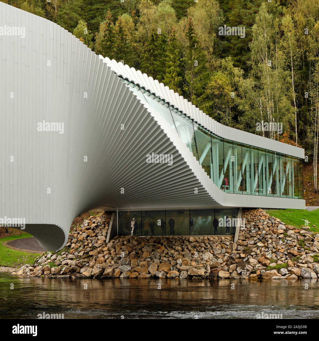 Jevnaker, Noruega - 29 de septiembre 2019: La torsión museo está ahora abierto para el público en el parque de esculturas Kistefos, a una hora en coche al norte de Oslo. Foto de stock