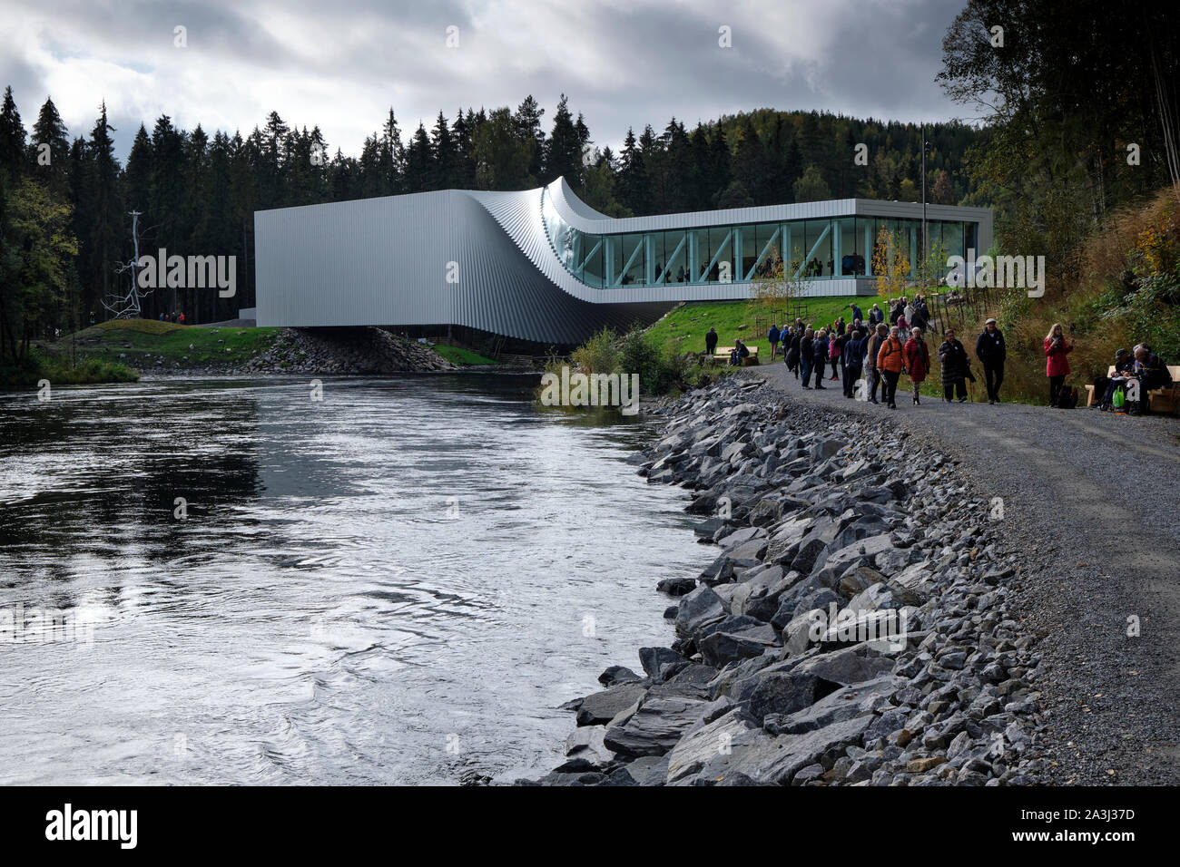 Jevnaker, Noruega - 29 de septiembre 2019: La torsión museo está ahora abierto para el público en el parque de esculturas Kistefos, a una hora en coche al norte de Oslo. Foto de stock
