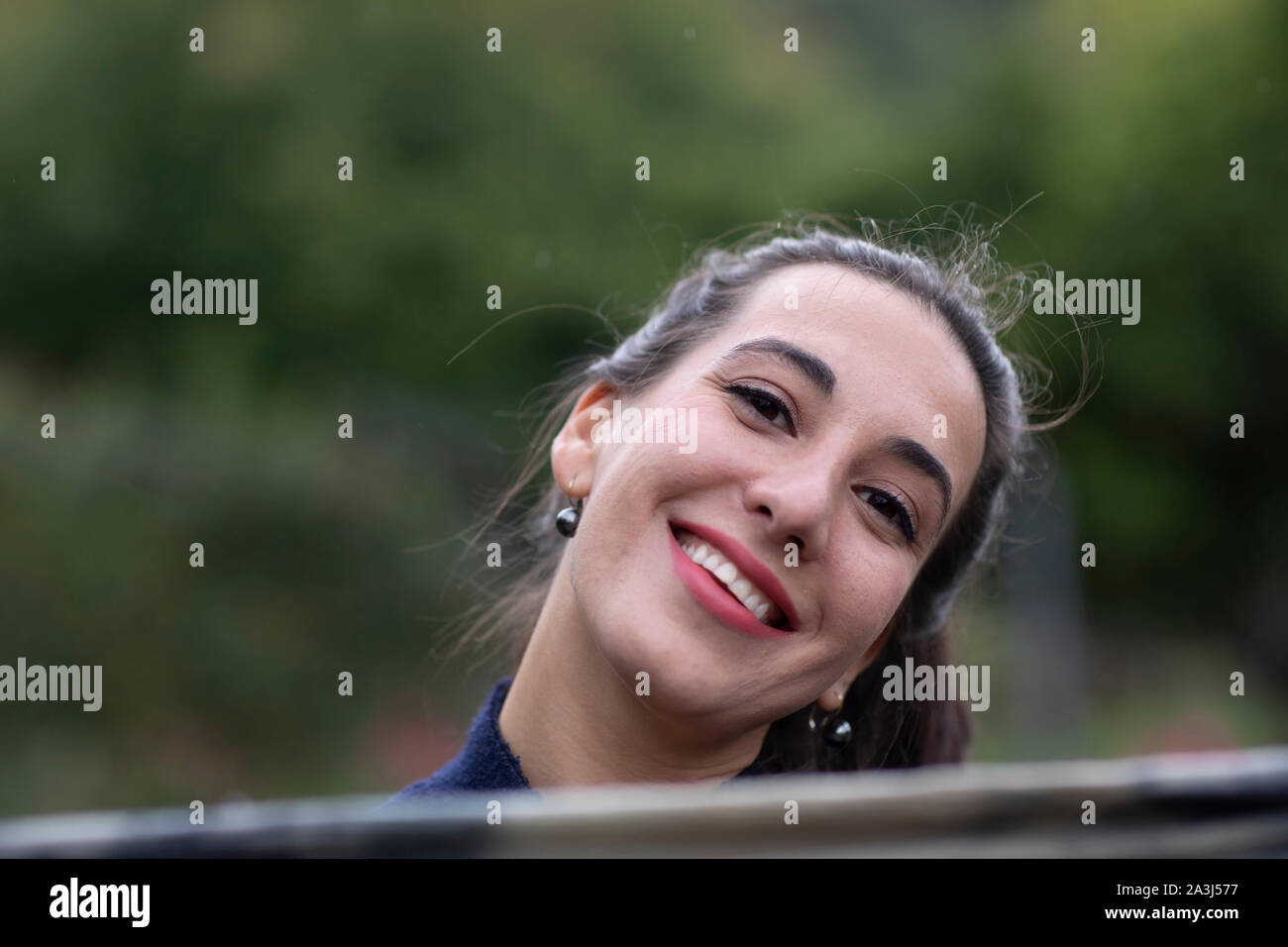 Mujer joven con bufanda Foto de stock