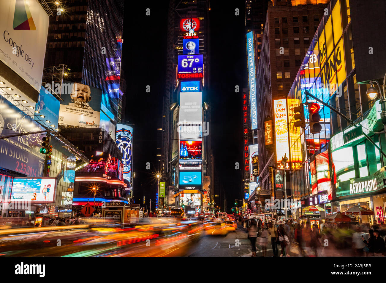 Times Square en la noche, la ciudad de Nueva York, Nueva York Foto de stock