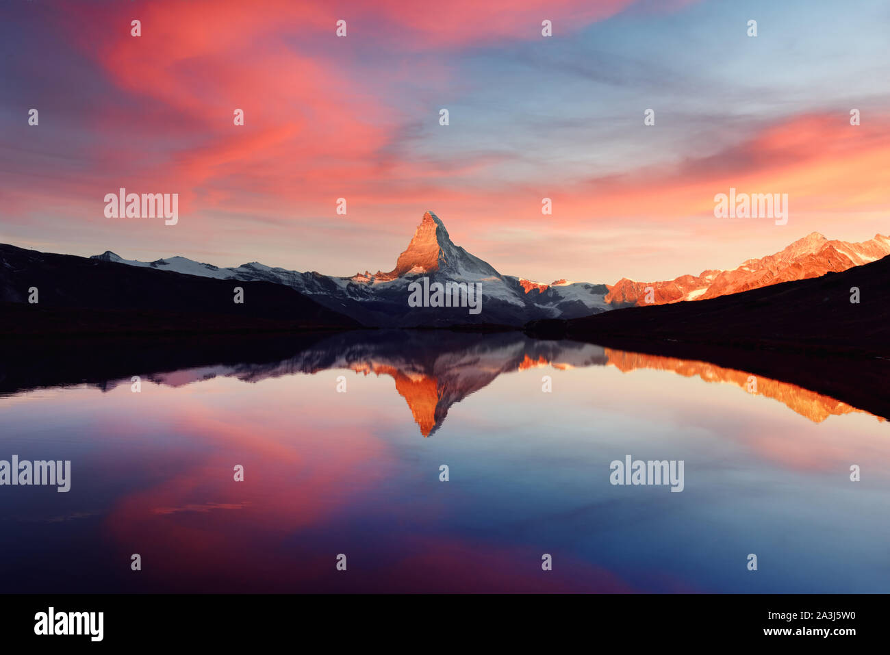 Espléndido paisaje con coloridos Stellisee amanecer en el lago. El Matterhorn Cervino pico nevado con el reflejo en el agua clara. Zermatt, Suiza Alpes Foto de stock