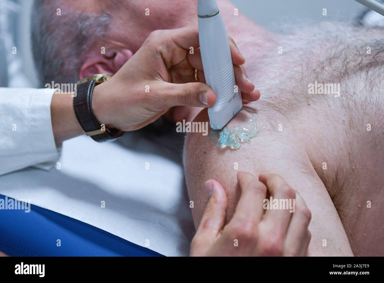 Doctor escanear el cuerpo de un paciente Foto de stock