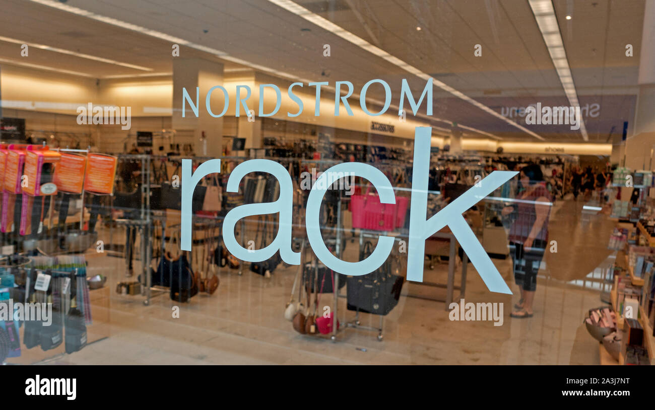 Nordstrom Rack ventana en el Mall of America, mostrando el precio de venta de ropa. Bloomington, MN Minnesota EE.UU. Foto de stock