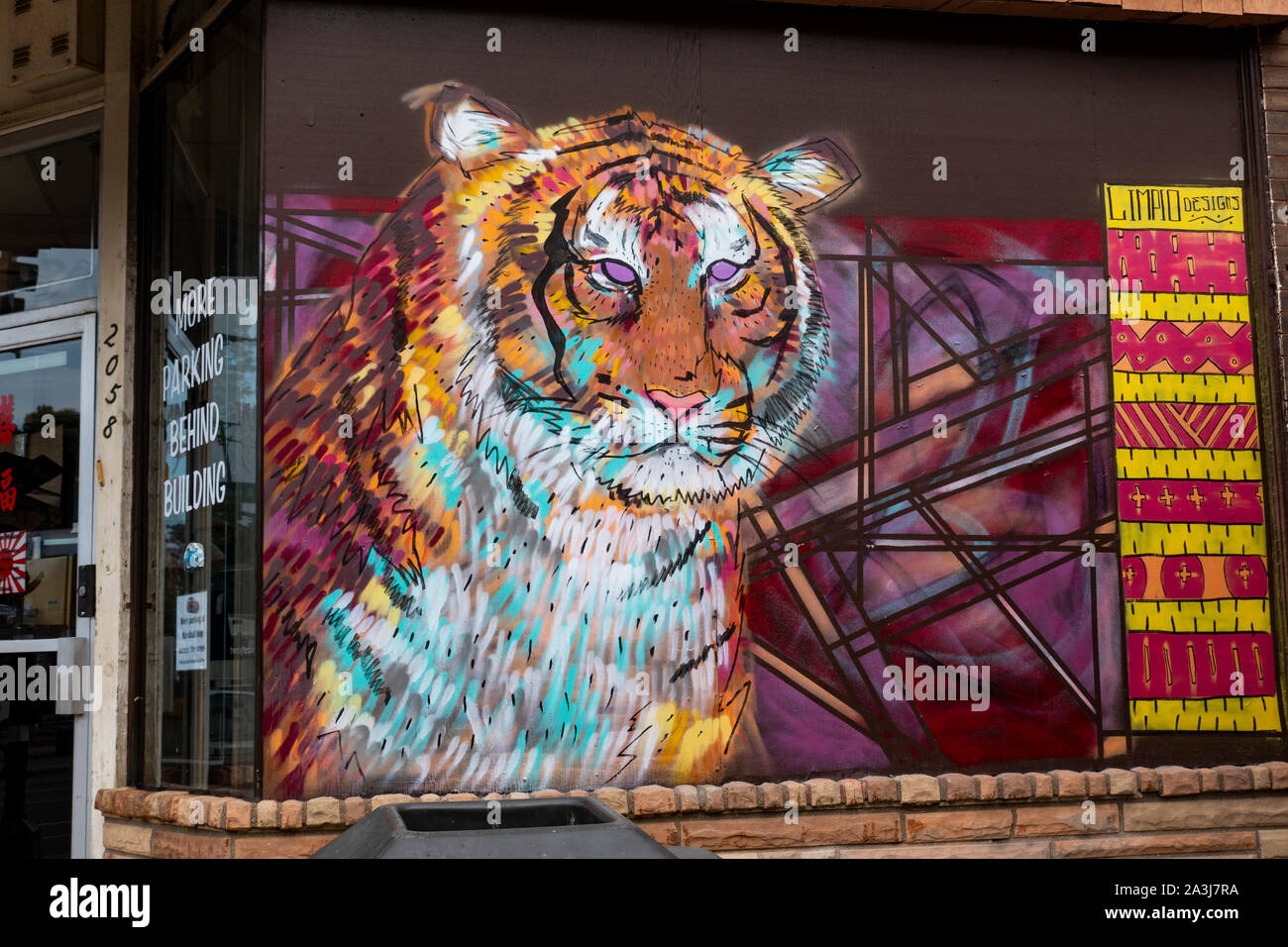 Bellamente diseñado pintado colorido escaparate de Tiger en ventana. St Paul MN Minnesota EE.UU. Foto de stock