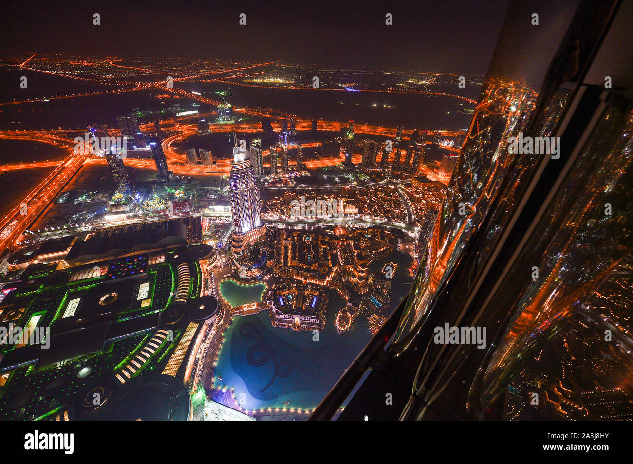 Horizonte de Dubai desde arriba por la noche Foto de stock