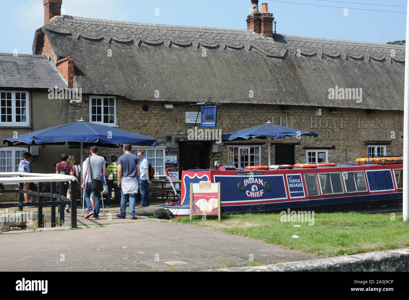El barco Inn junto al canal, en Stoke Bruerne, Northamptonshire Foto de stock