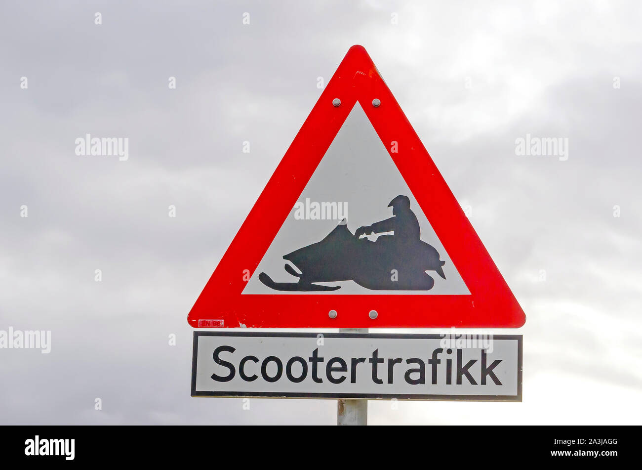 Señal de advertencia que muestra al hombre en motonieve, Longyearben 'scootertrafikk', Svalbard noruega, asentamiento norhternmost del mundo. Foto de stock