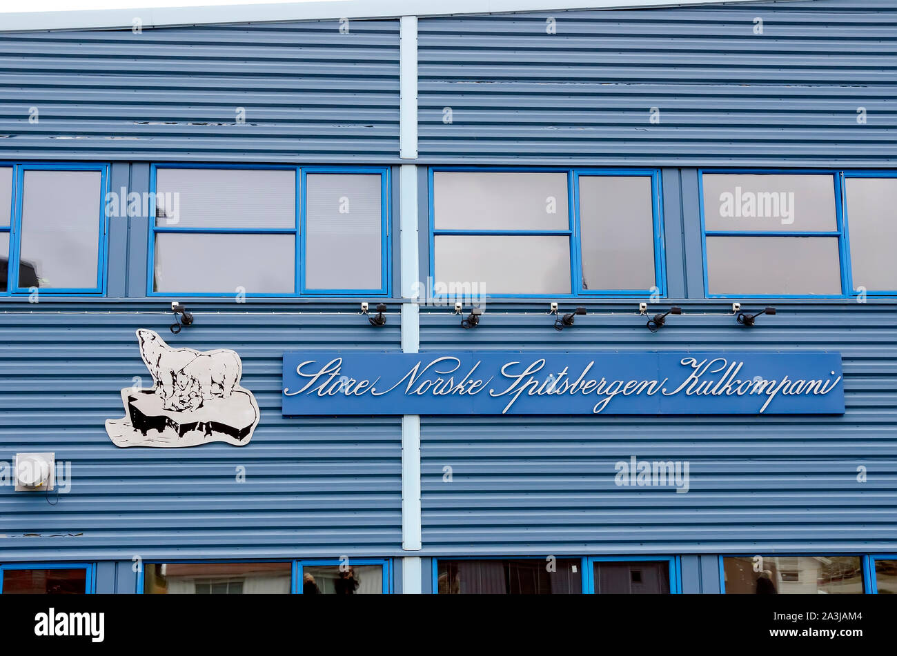 Revestido de metal azul Tienda en Longyearbyen Noruega, el más septentrional del mundo solución Foto de stock
