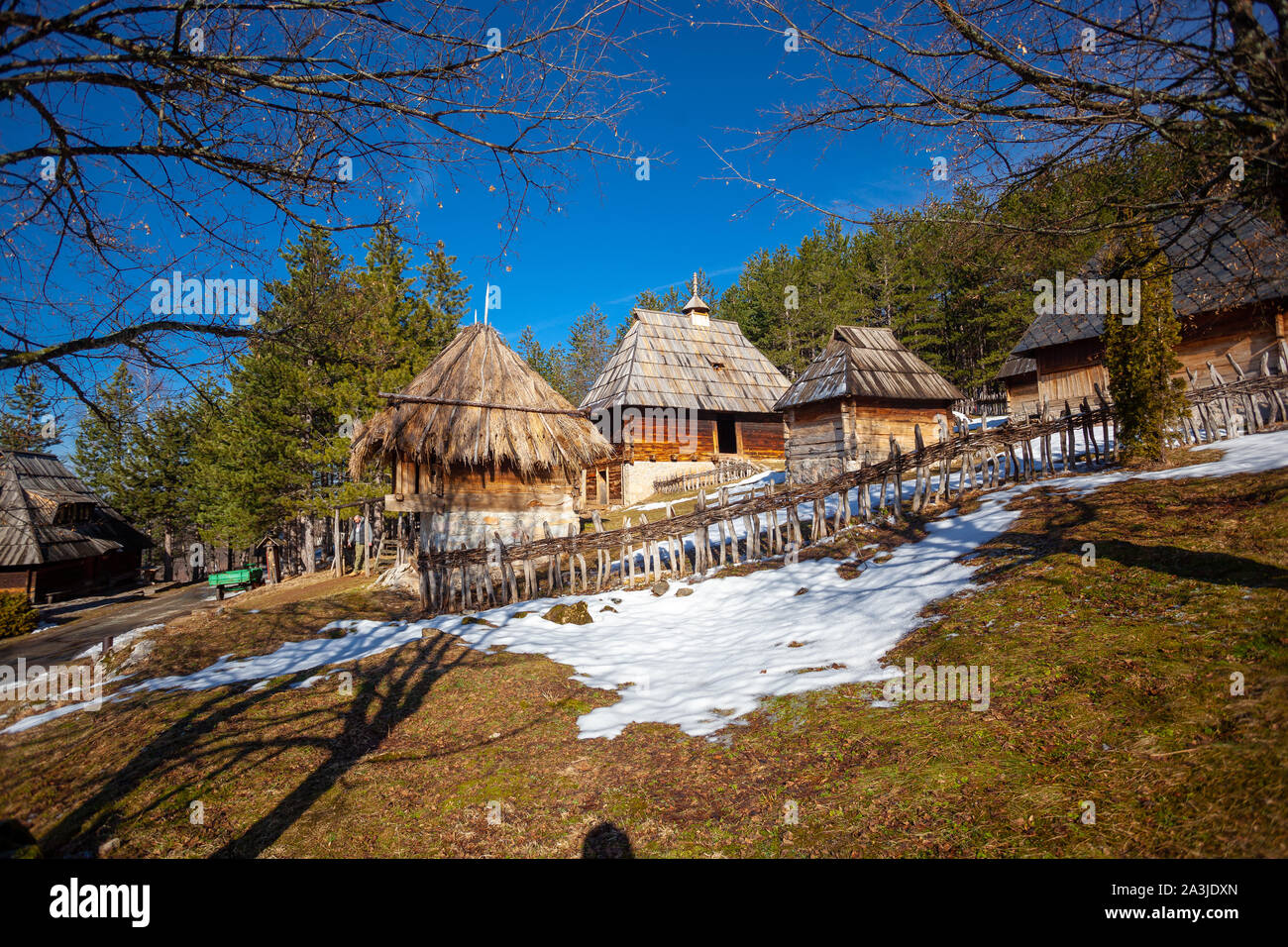 La auténtica aldea serbia Sirogojno, montaña Zlatibor, Serbia Foto de stock