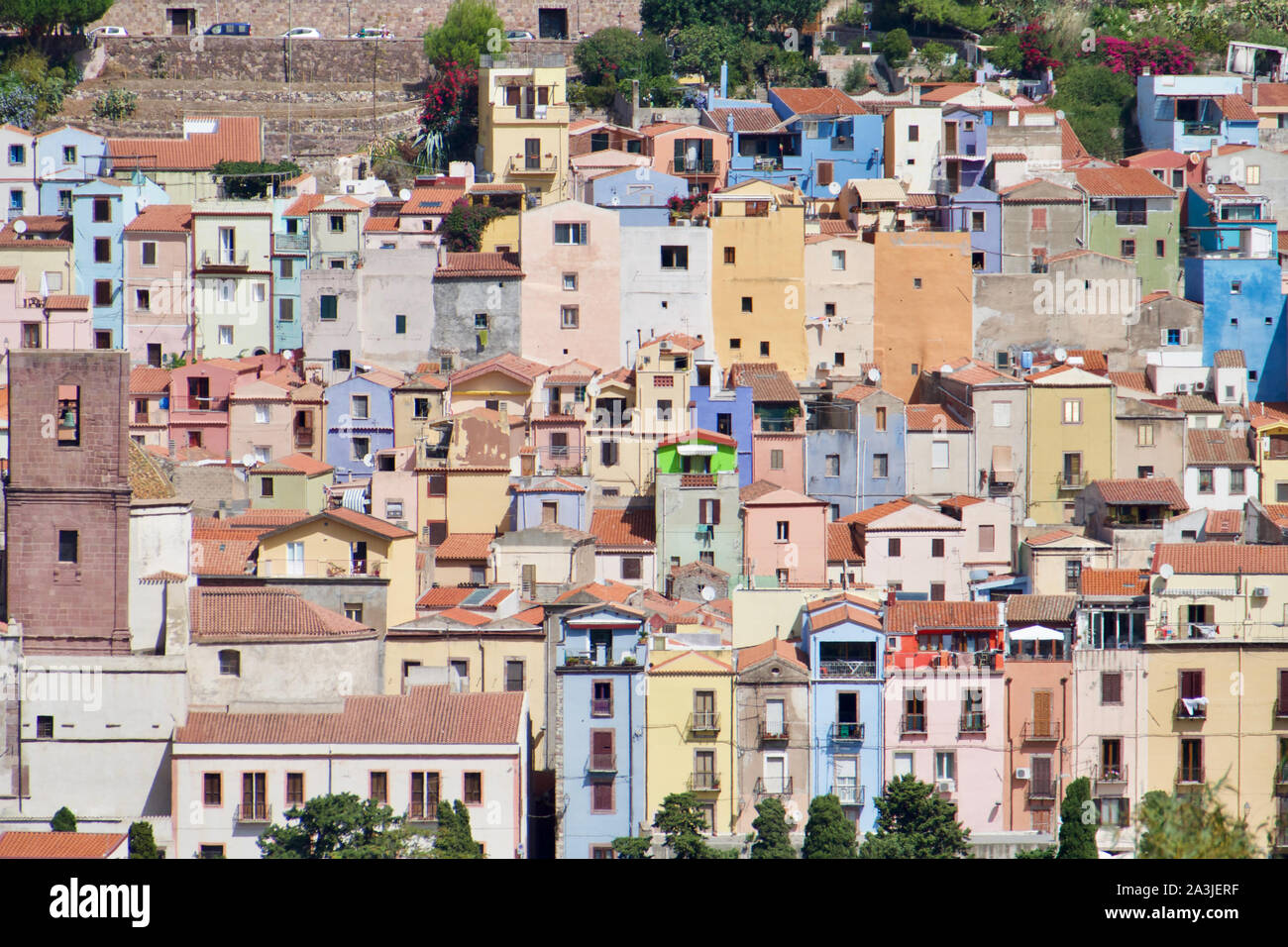 Coloridas casas en Bosa, Cerdeña, Italia. El paisaje en Oristano. Foto de stock