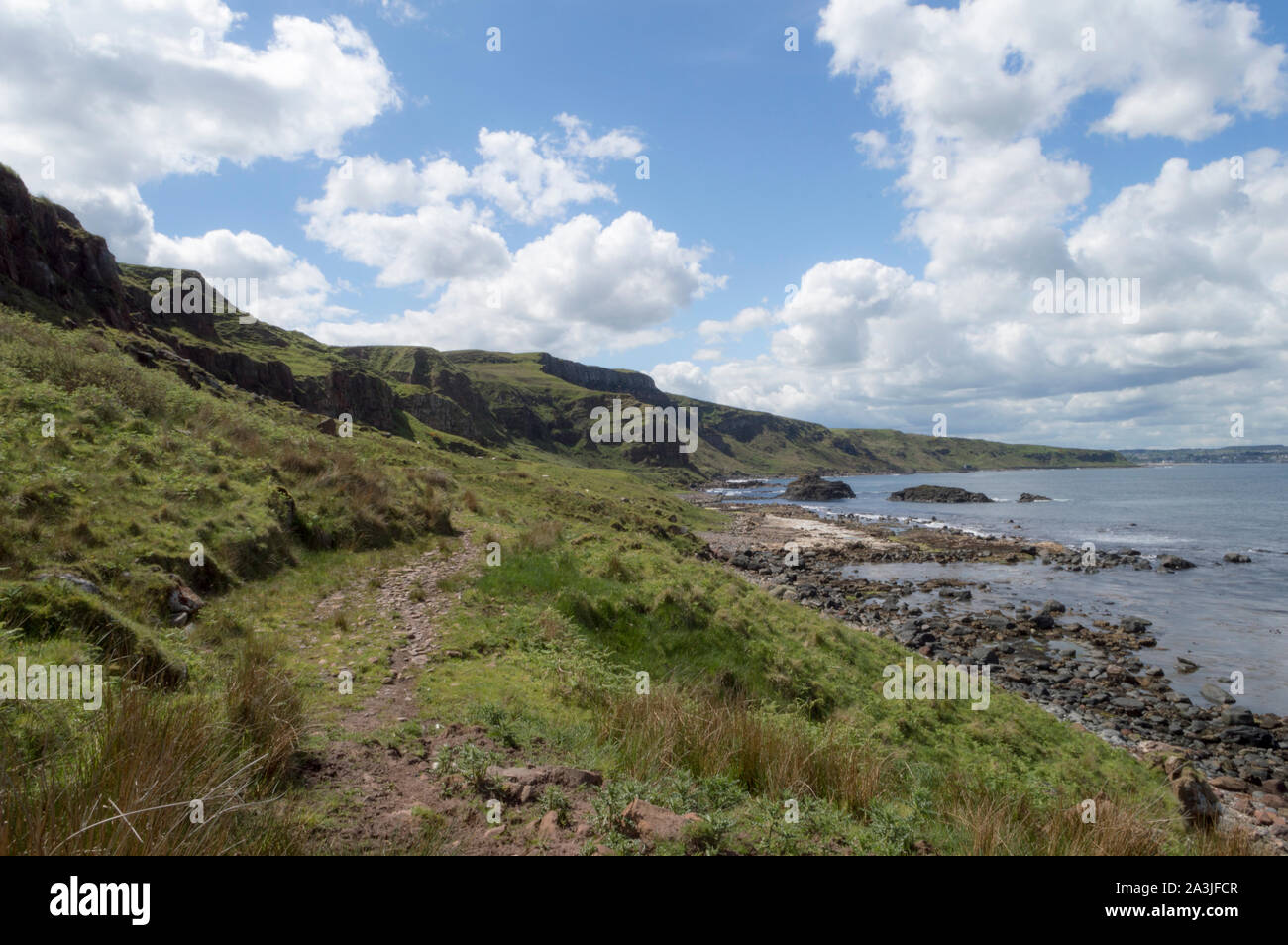 Ruta Costera, de la costa norte, en el Condado de Antrim, Irlanda del Norte Foto de stock