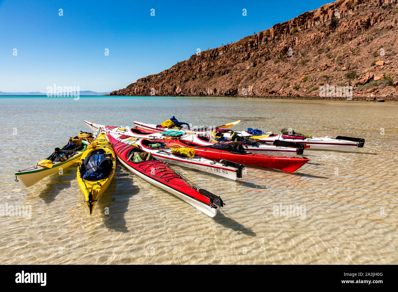 Kayaks flotan en un compartimiento fuera de la isla de Espíritu Santo, en el Golfo de California costa afuera de la paz en la Península de Baja California, México. Foto de stock