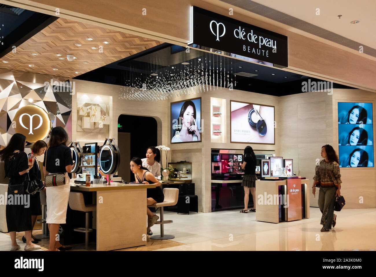 Los clientes visitan una tienda de Clé de Peau Beauté, el premier de  cosmética de lujo y maquillaje marca de cosméticos Shiseido, visto en  Shenzhen Fotografía de stock - Alamy