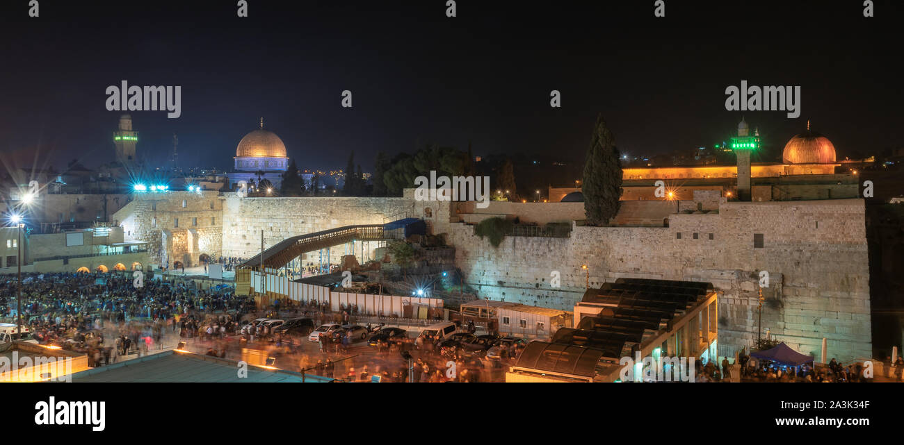 En la noche de la muralla occidental de la Ciudad Vieja de Jerusalén, Israel. Foto de stock