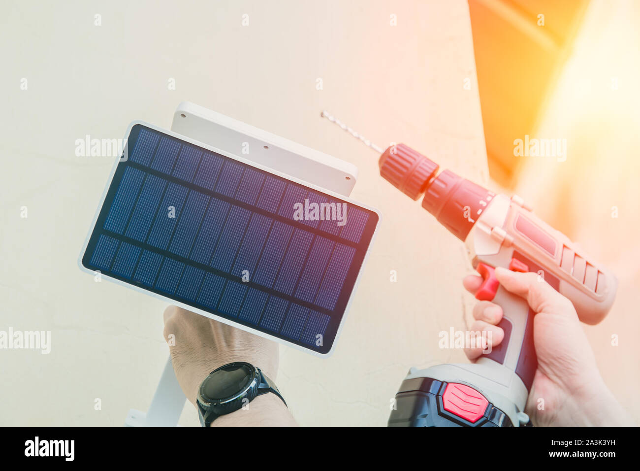 Instalación DIY sustituir panel solar lámpara de noche para ahorrar dinero sin coste de electricidad Foto de stock