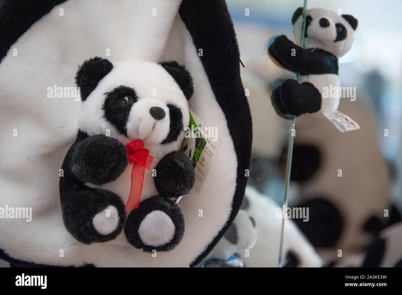 Los productos diseñados por Panda, muñecas, bolsas y souvenirs están expuestos para la venta en el Aeropuerto Internacional de Chengdu, China. Foto de stock