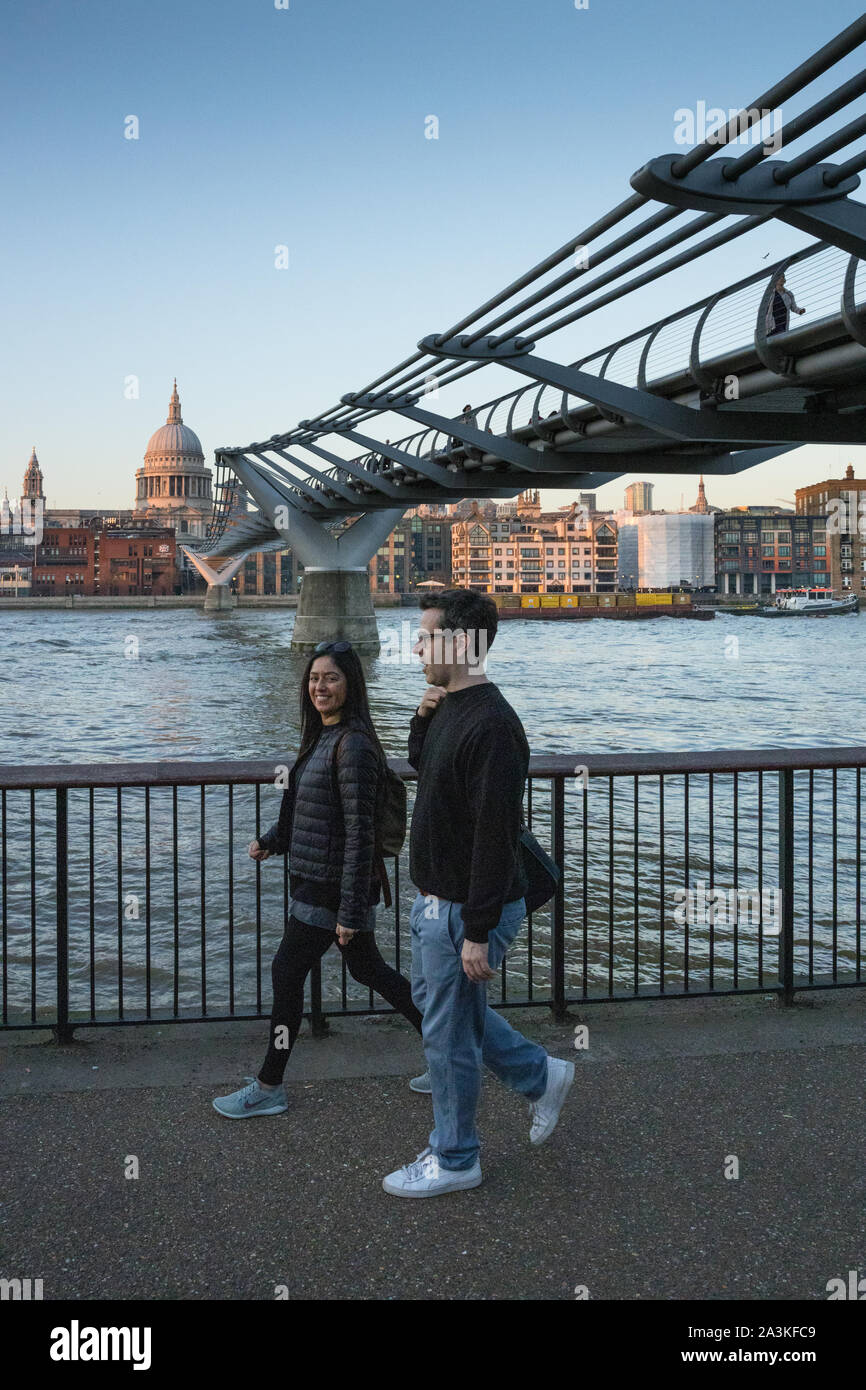 Los peatones caminando por la orilla sur del Támesis, pasado el Millenium Bridge con la Catedral de San Pablo más allá, Londres, Inglaterra, Reino Unido. Foto de stock