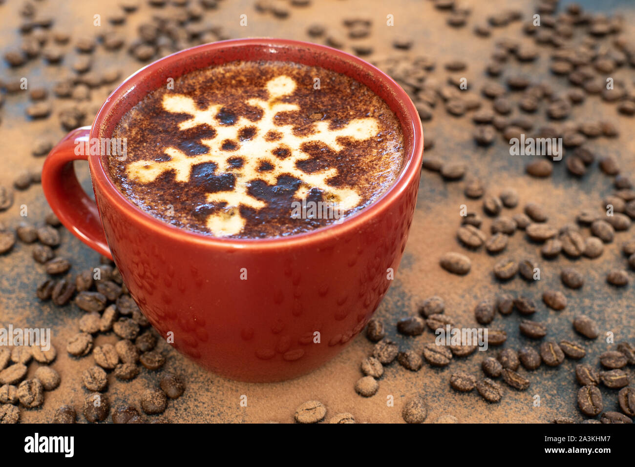Cappuccino & chocolate snowflake motif, fondo de chocolate y la dispersión de los granos de café, establece el escenario para una bebida reconfortante navideños Foto de stock