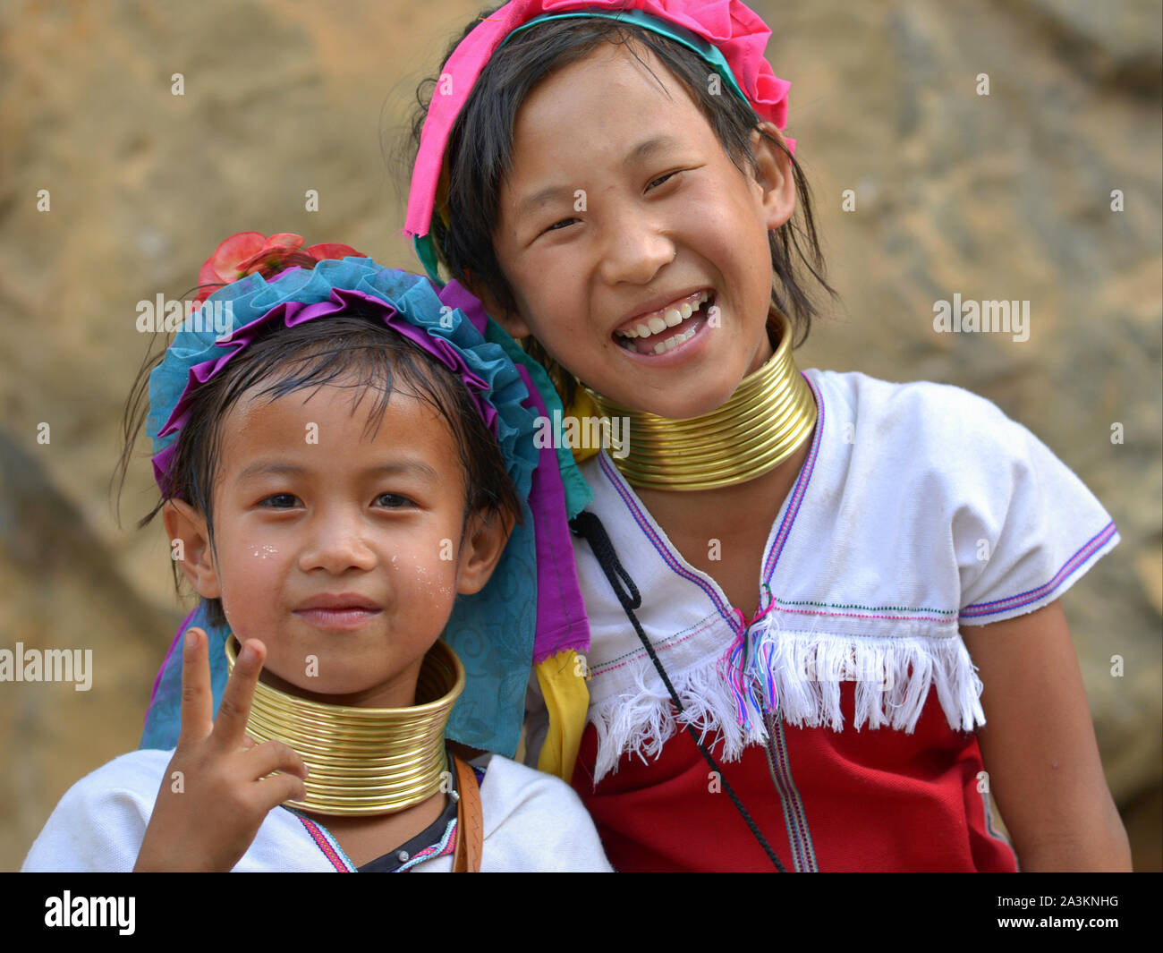 Dos niñas Lahwi Kayan birmano con cuellos de latón tribales/bobinas posan para la cámara. Foto de stock