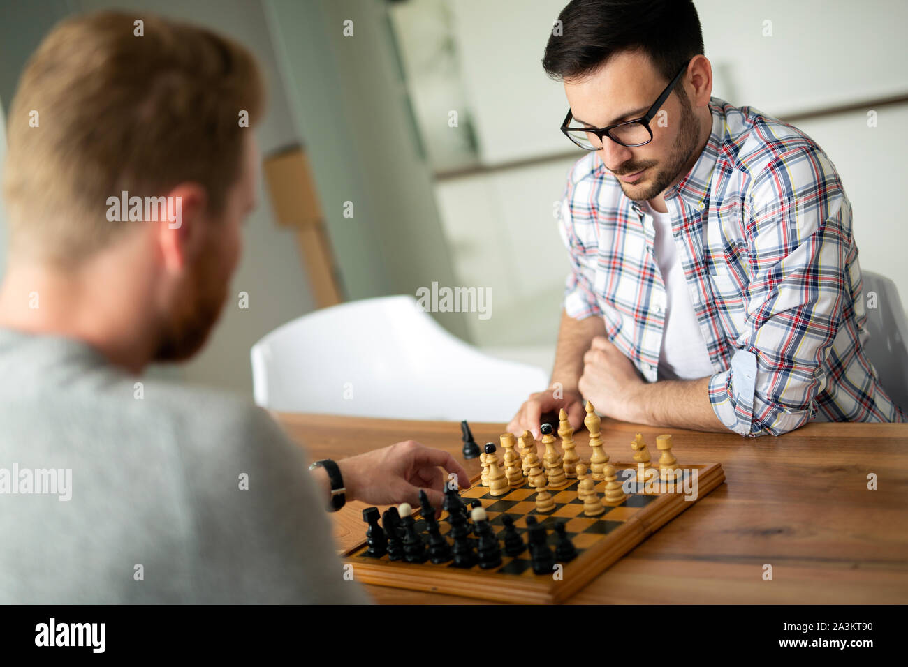 Jugar Al Ajedrez Divertido Juntos En Casa Con Amigo Y Afición Intelectual  Imagen de archivo - Imagen de sentada, amistad: 215944691