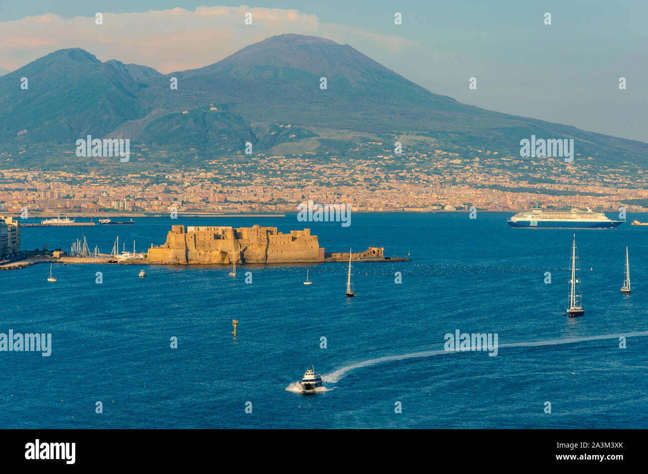 Vista de la costa de Nápoles y medieval de Castel dell'Ovo. Castillo del huevo. Vistas panorámicas. Turismo en Italia concepto Foto de stock