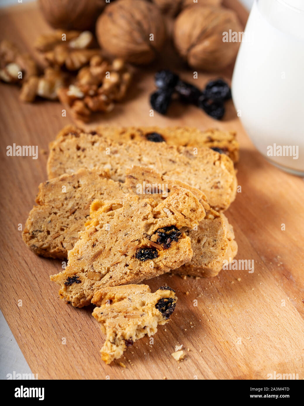 Las pasas y nuez galletas con un vaso de leche. Foto de stock