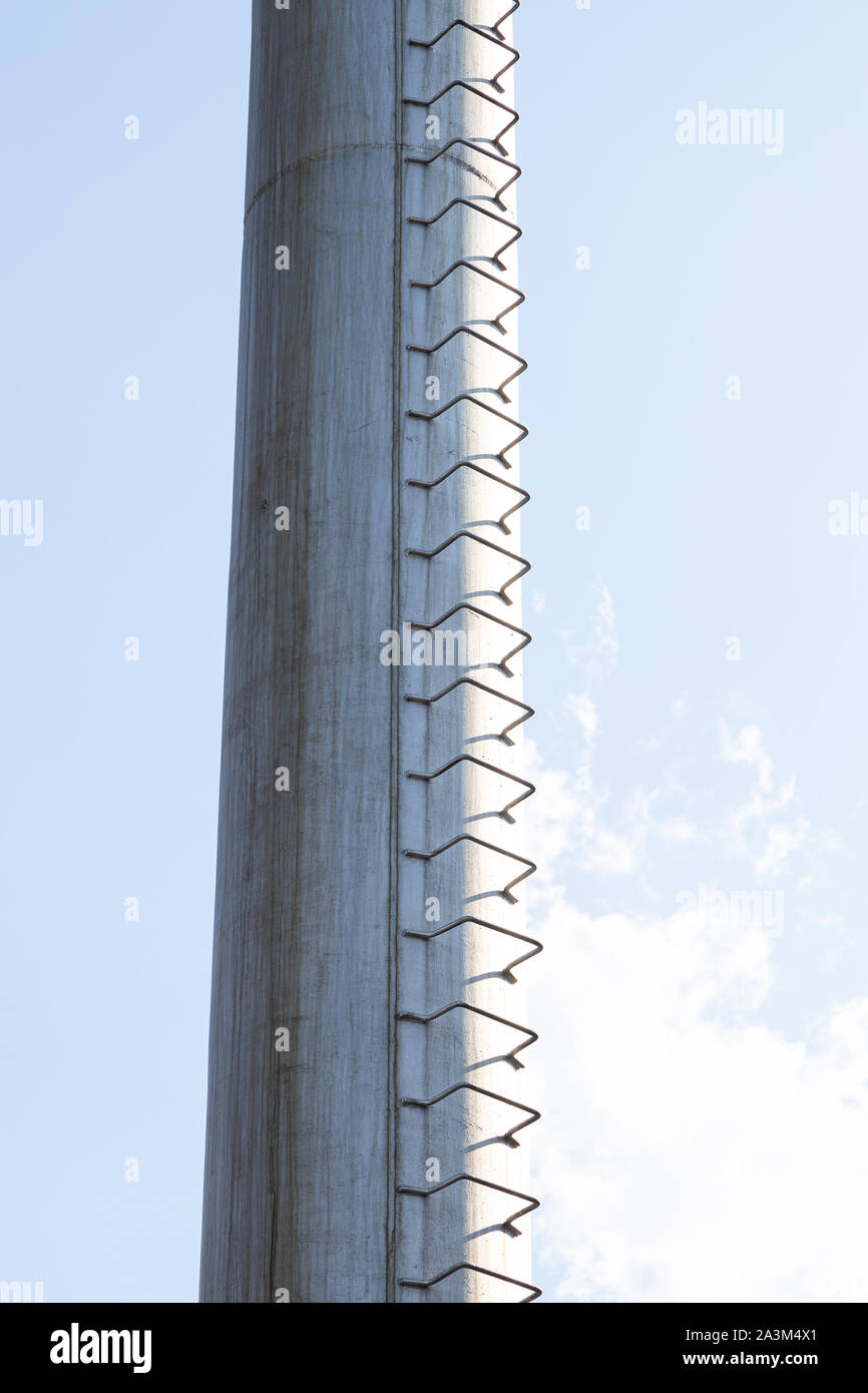 Close-up de metal luz medidas contra la Watch Tower Sky Fotografía de stock  - Alamy