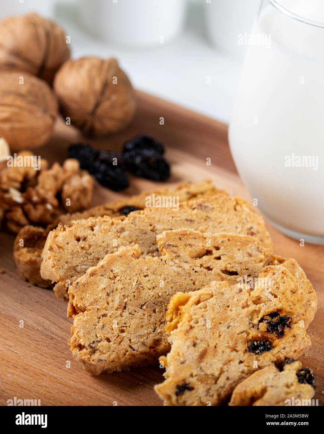 Las pasas y nuez galletas con un vaso de leche. Foto de stock