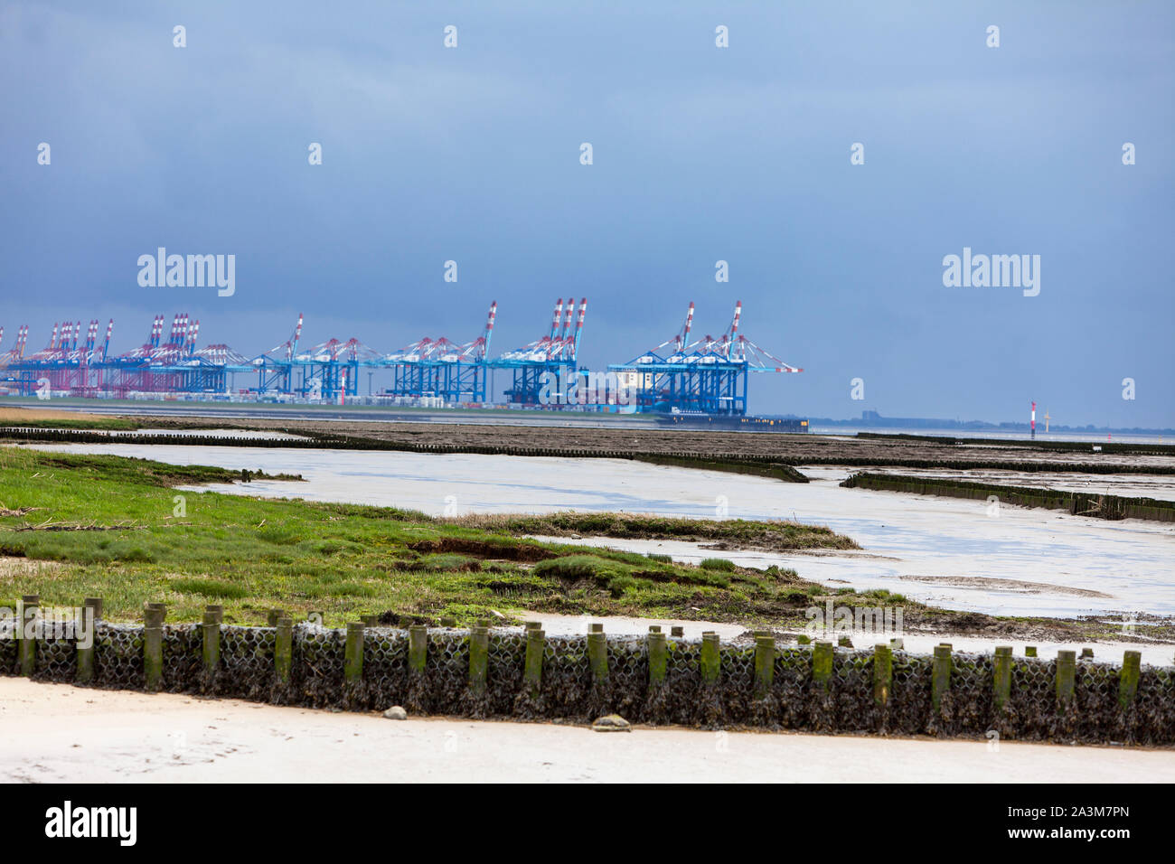 Vista desde Wremen a Bremerhaven Seaport, Ciudad Libre Hanseática de Bremen, Alemania, Europa Foto de stock