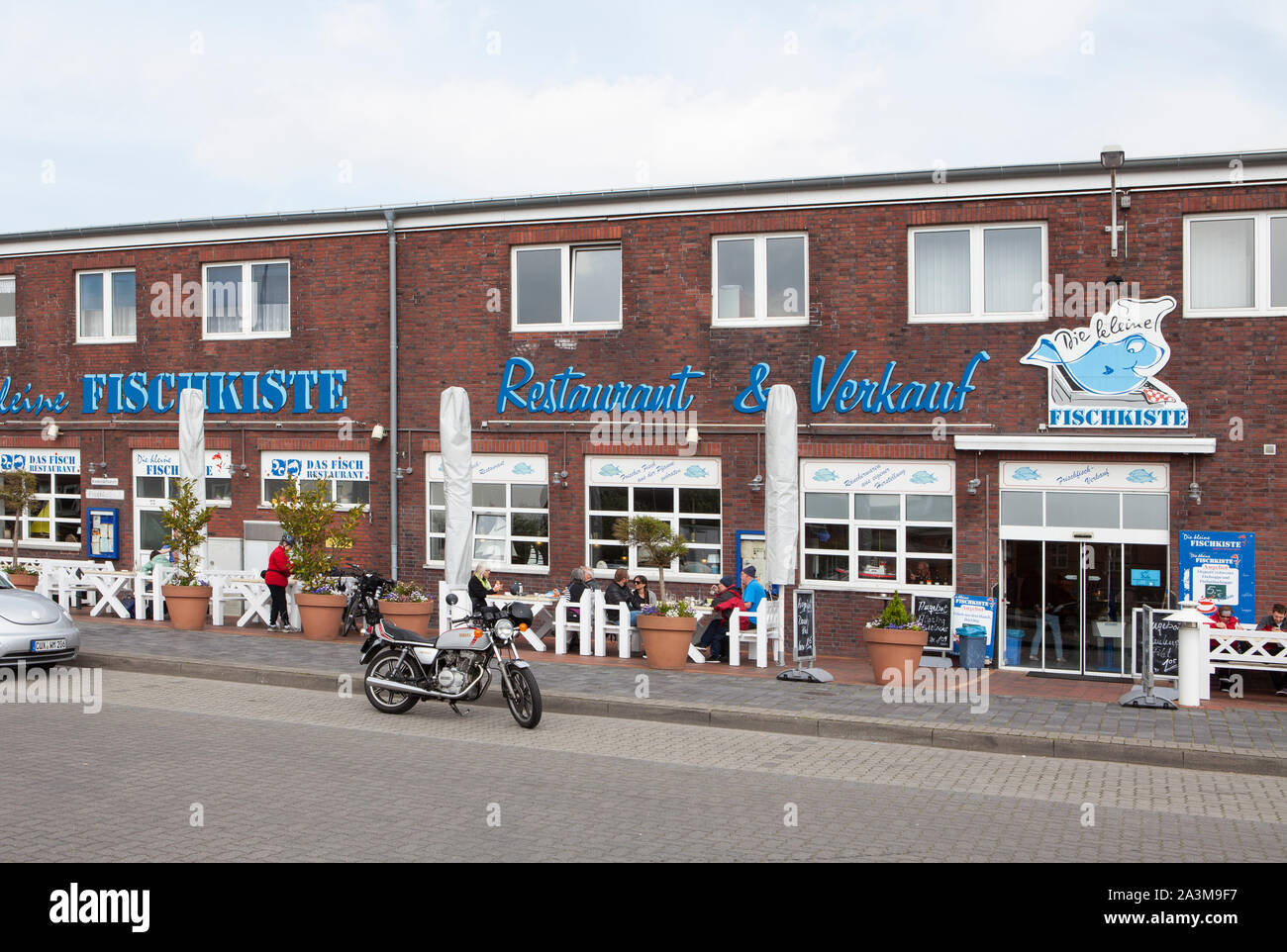 Restaurantes de pescado en el viejo puerto, Cuxhaven, Baja Sajonia, Alemania, Europa Foto de stock