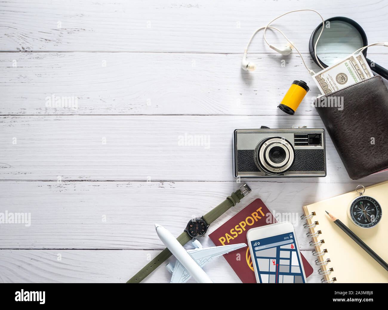 Plano de laicos elemento de viaje accesorios, elementos esenciales de vacaciones accesorio con copia de antecedentes concepto de viaje espacial. Foto de stock