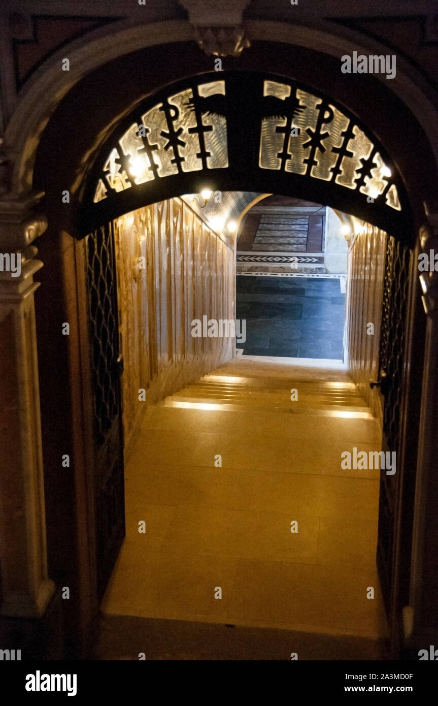Los pasillos y escaleras dentro de la Abadía de Montecassino crean transiciones interesantes para la vida monástica. Foto de stock