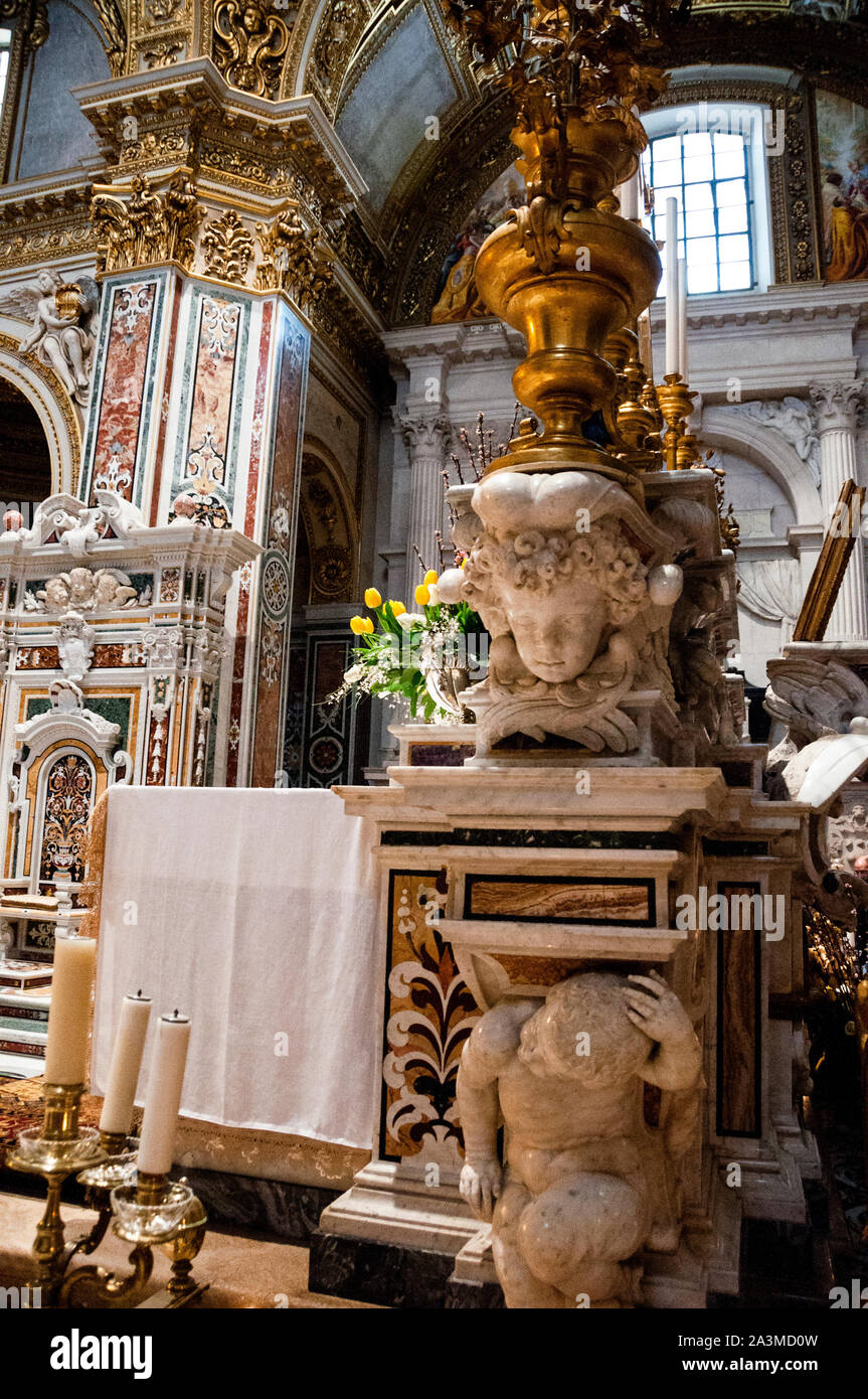 La Abadía de Montecassino y la Basílica de Montecassino tienen detalles como este querubín que sostiene el mantel del altar que no debe perderse. Foto de stock