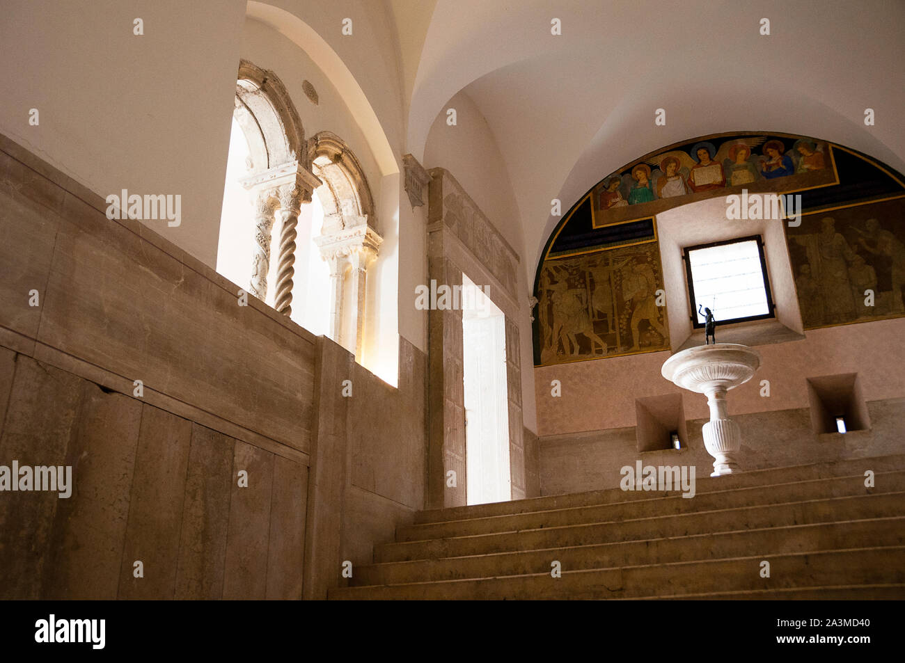 Escalera dentro de la histórica Abadía de Montecassino en Italia, donde los espacios entre espacios se conciben y contemplan cuidadosamente. Foto de stock