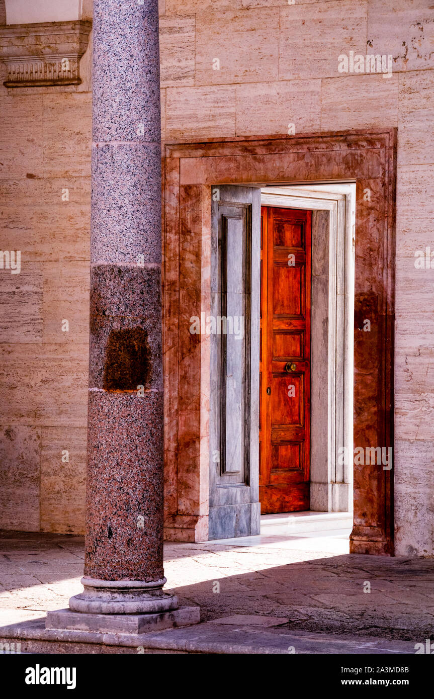 La luz y el color tenue añaden interés a esta captura de imagen de puerta en la Abadía de Montecassino en Italia. Foto de stock