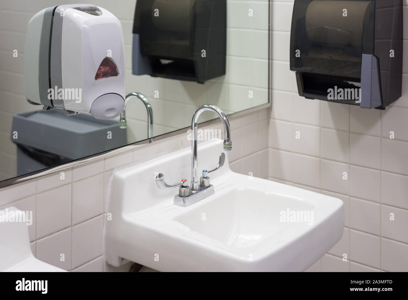 Espejo lavamanos escuela fotografías e de alta resolución - Alamy