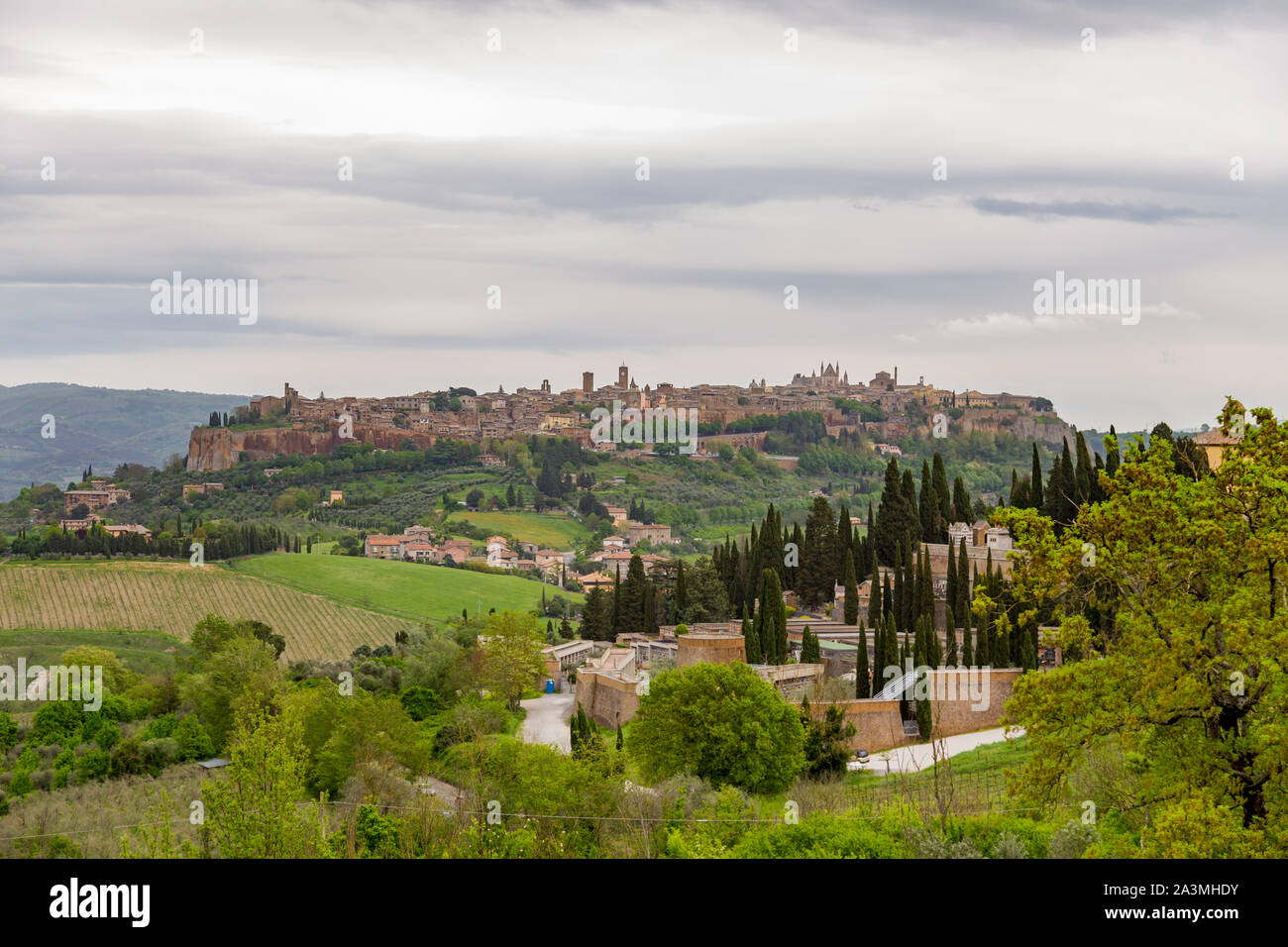 Hermosa vista panorámica de la antigua ciudad etrusca de Orvieto en un día nublado, Umbria Orvieto, Italia. Foto de stock