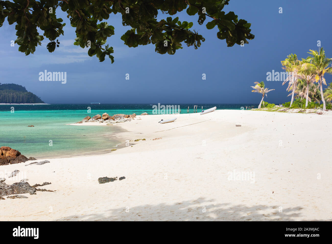 Playa Paraíso en Tailandia durante la tormenta, con altas palmeras Foto de stock