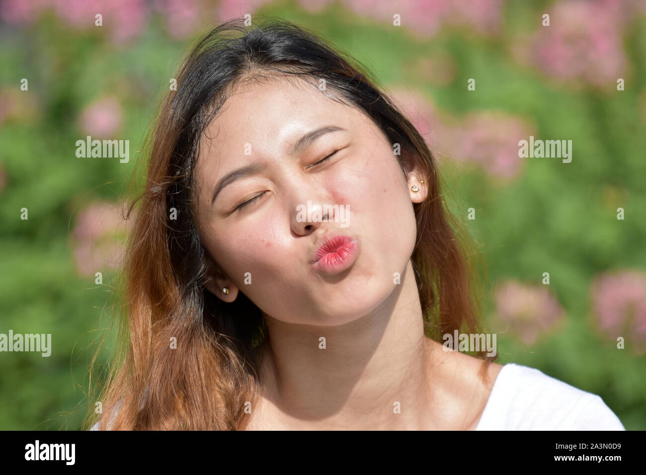 Una mujer asiática besos Foto de stock