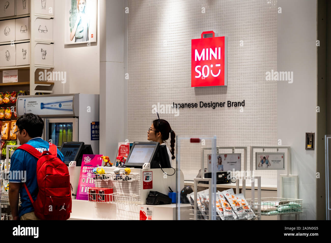 Chino a bajo costo minorista y diversas tiendas cadena, Miniso store visto  en Guangzhou Fotografía de stock - Alamy