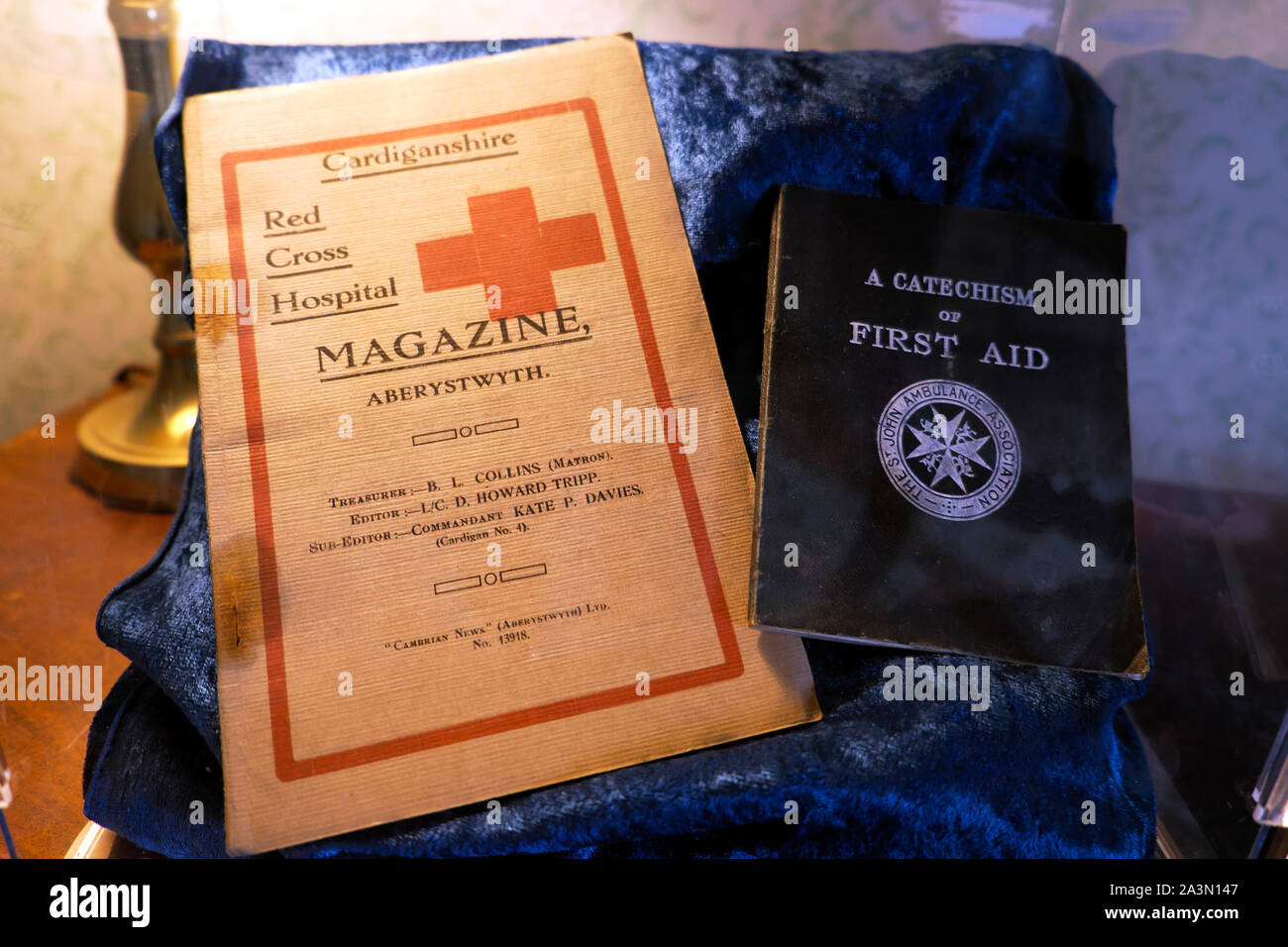 Hospital de la Cruz Roja Revista cubierta delantera y un Catecismo de "Primeros Auxilios" folleto histórico Gales UK KATHY DEWITT Foto de stock