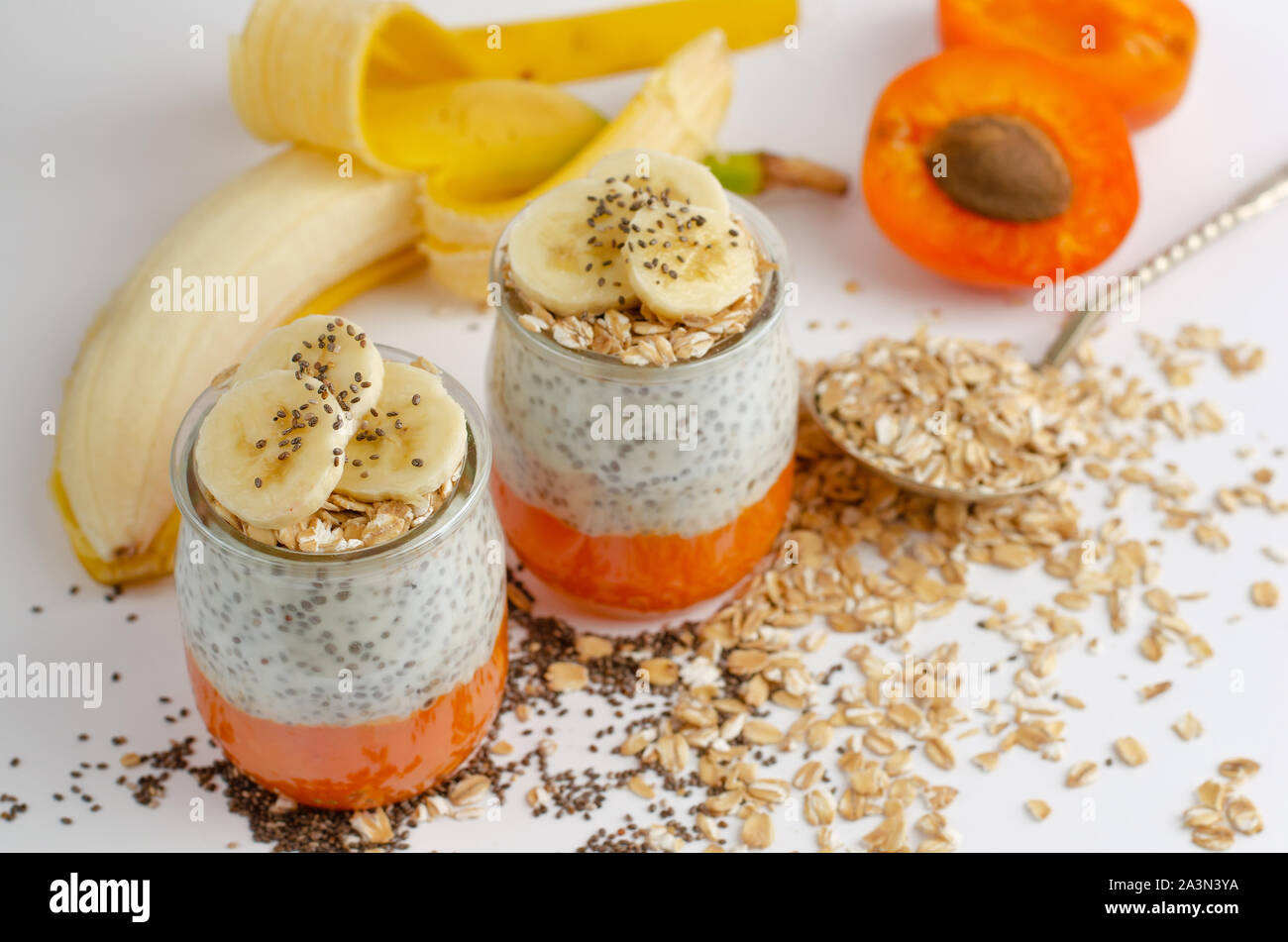 La semilla de chía pudding con yogur griego, plátano, avena y albaricoque  fresco. Concepto súper alimento. Espacio de copia Fotografía de stock -  Alamy