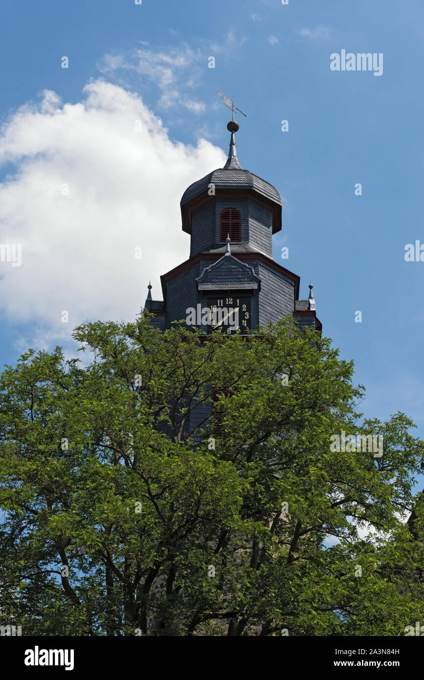 La torre barroca de la iglesia markus en butzbach hesse alemania Foto de stock