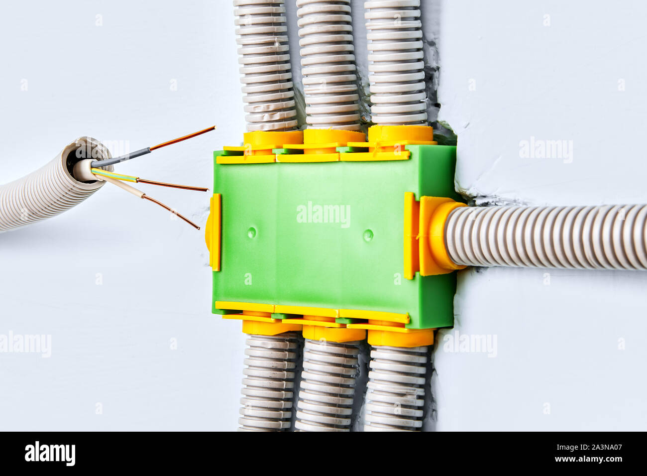 Plástico flexible conducto eléctrico está conectado a la caja de conexiones  del sistema de cableado en el hogar. Cables eléctricos de cobre están  protegidos por el tubo Fotografía de stock - Alamy