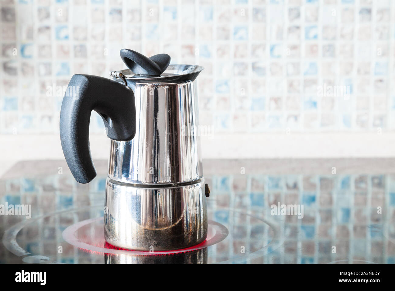 Preparación del café con moka en la olla de presión eléctrica range de  cerámica Cocina en casa Fotografía de stock - Alamy