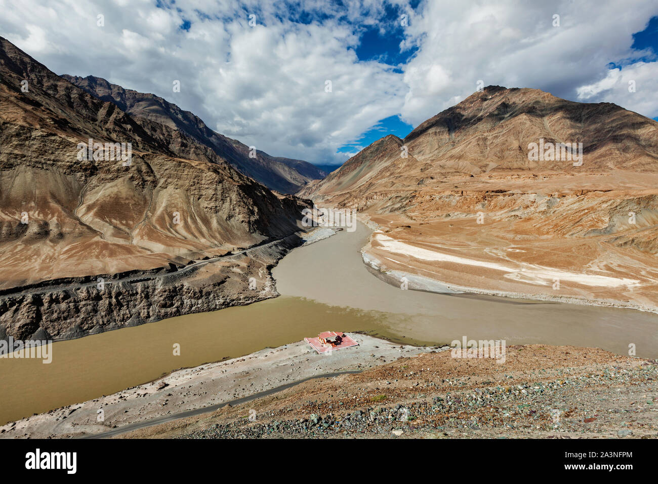 Confluencia de los ríos Indo y Bajo Zanskar en Himalaya Foto de stock