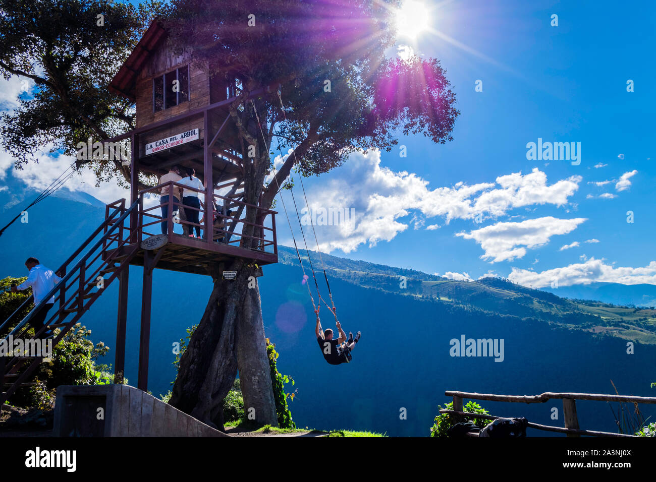 Turista disfrutando de la casa en el árbol de la oscilación del fin del  mundo (columpio del fin del mundo) en Baños de Ambato, Ecuador Fotografía  de stock - Alamy