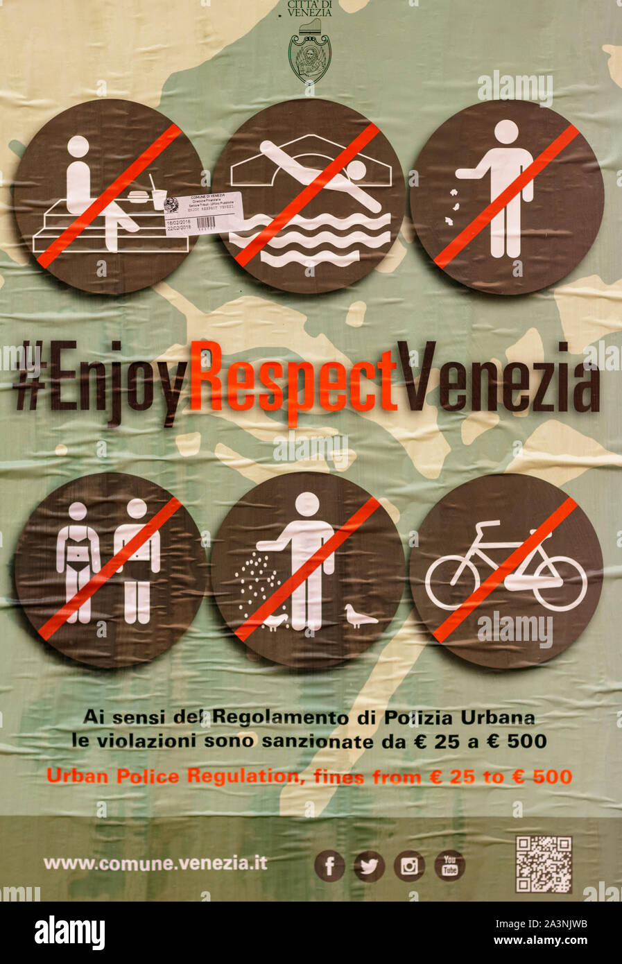 Venecia, Italia - 16 de febrero de 2018: disfrute de respeto Venezia información pública cartel en Venecia Italia Foto de stock
