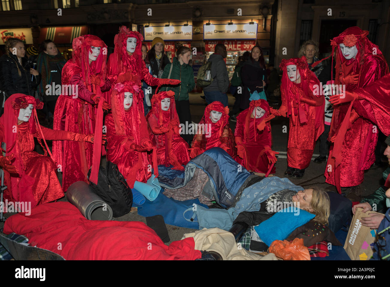 Trafalgar Square, Londres, Reino Unido. 9 Oct, 2019. Las Brigadas Rojas, también conocido como el circo Invisible, unirse a la rebelión de extinción protesta en Trafalgar Square. Penelope Barritt/alamy Live News Foto de stock