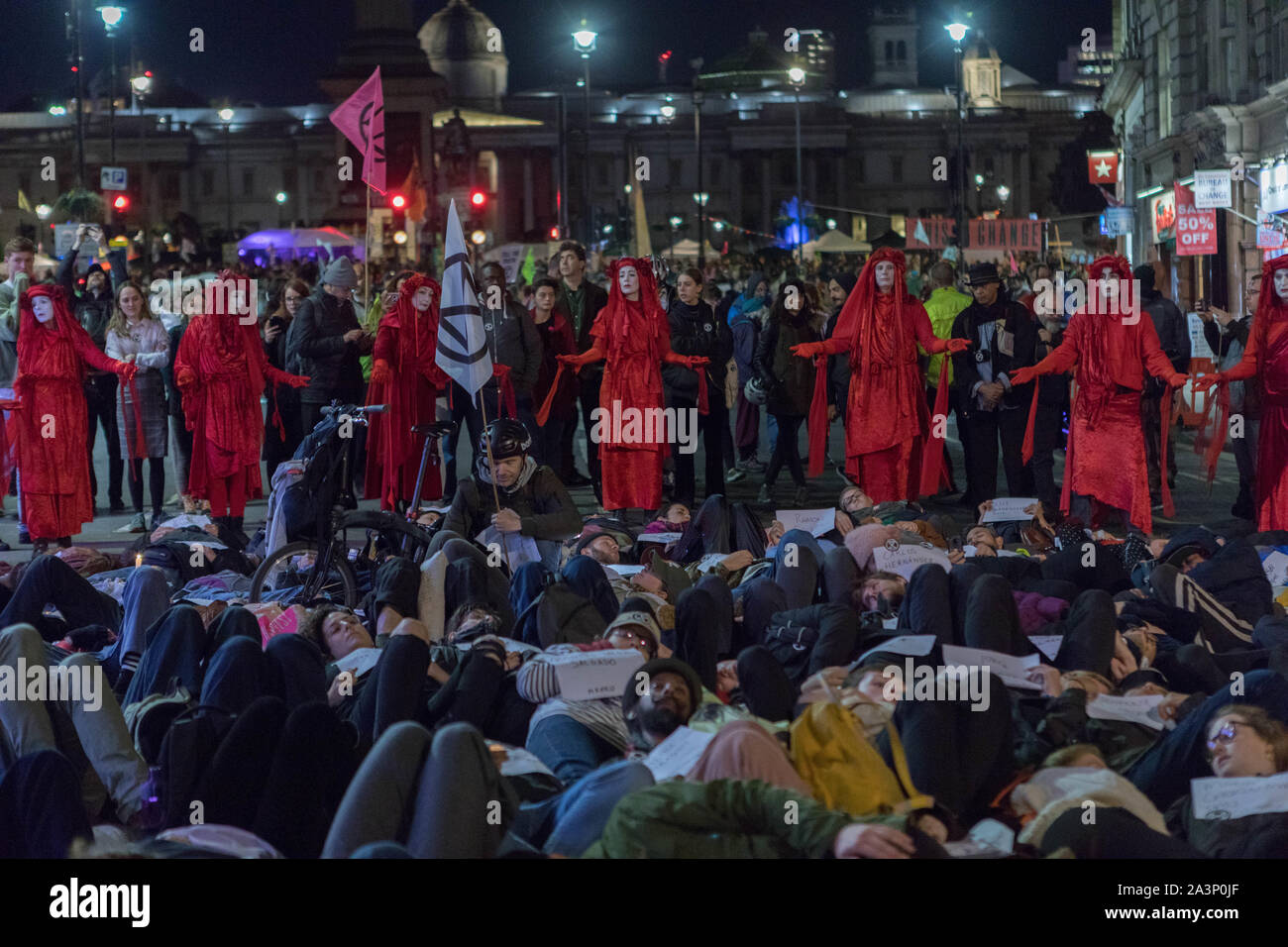 Trafalgar Square, Londres, Reino Unido. 9 Oct, 2019. Las Brigadas Rojas, también conocido como el circo Invisible, unirse a la rebelión de extinción protesta en Trafalgar Square. Penelope Barritt/alamy Live News Foto de stock